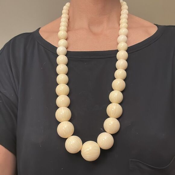 MARION GODART White Lucite Graduated Beads Screw Clasp Choker Necklace FRENCH - Picture 3 of 5